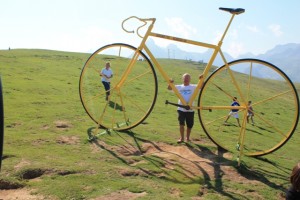Avec le vélo jaune dans le col de l'Aubisque dans les Pyrénées (1)