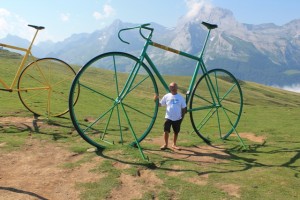 Avec le vélo vert dans le col de l'Aubisque dans les Pyrénées (2)