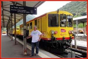 Train jaune au départ de Villefranche de Conflent (Pyrénées Orientales)