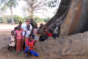Groupe d'enfants au pied d'un fromager à Ouonck (Sénégal)
